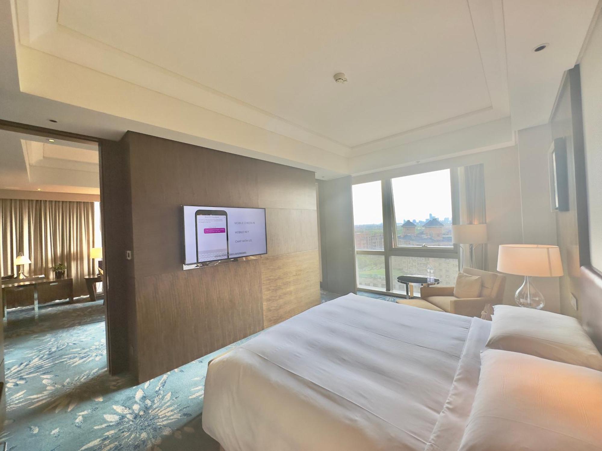 Suite Executive con cama extragrande y acceso al salón executive