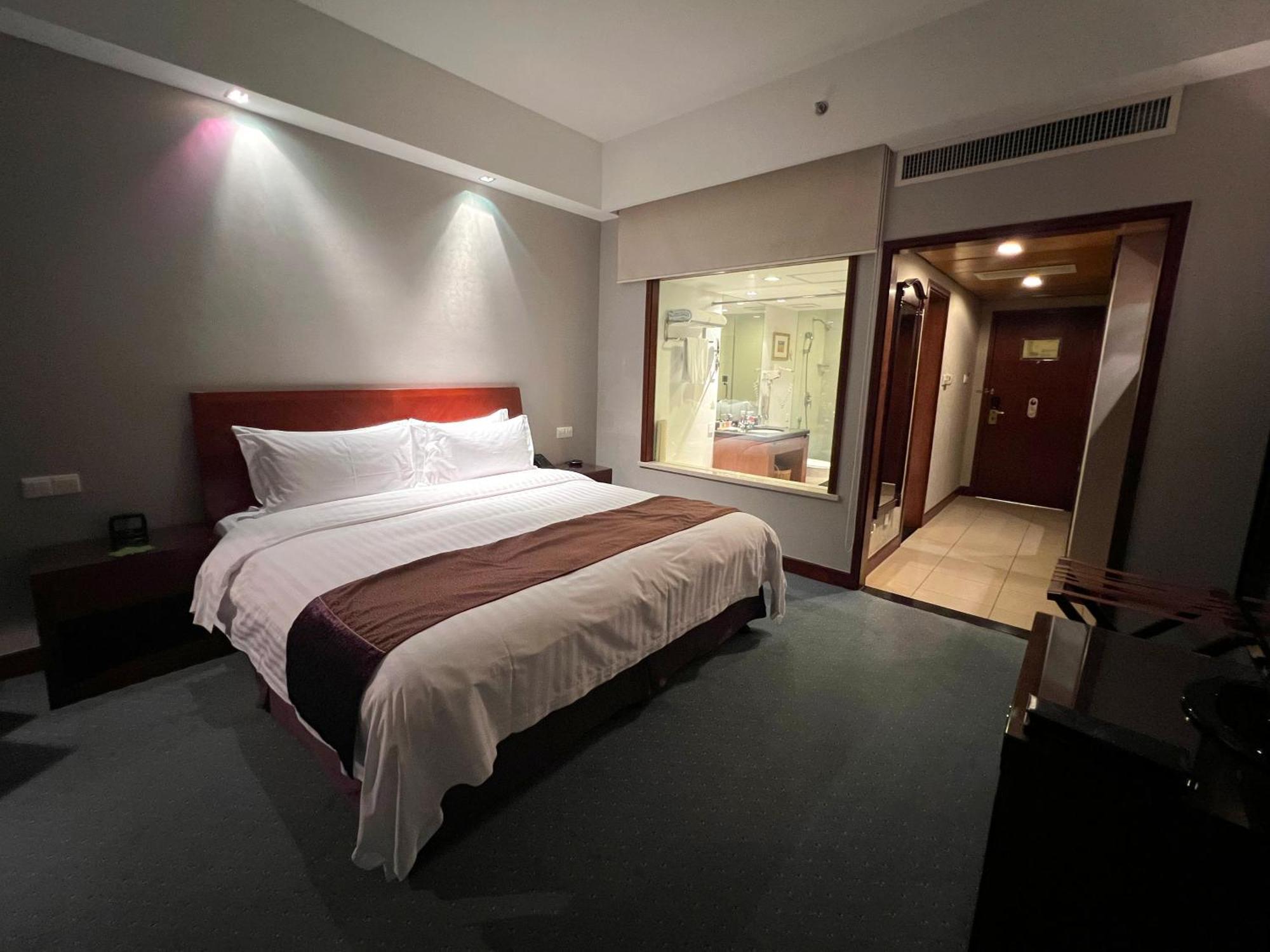 Superior Queen Room,1559634604:JPEG