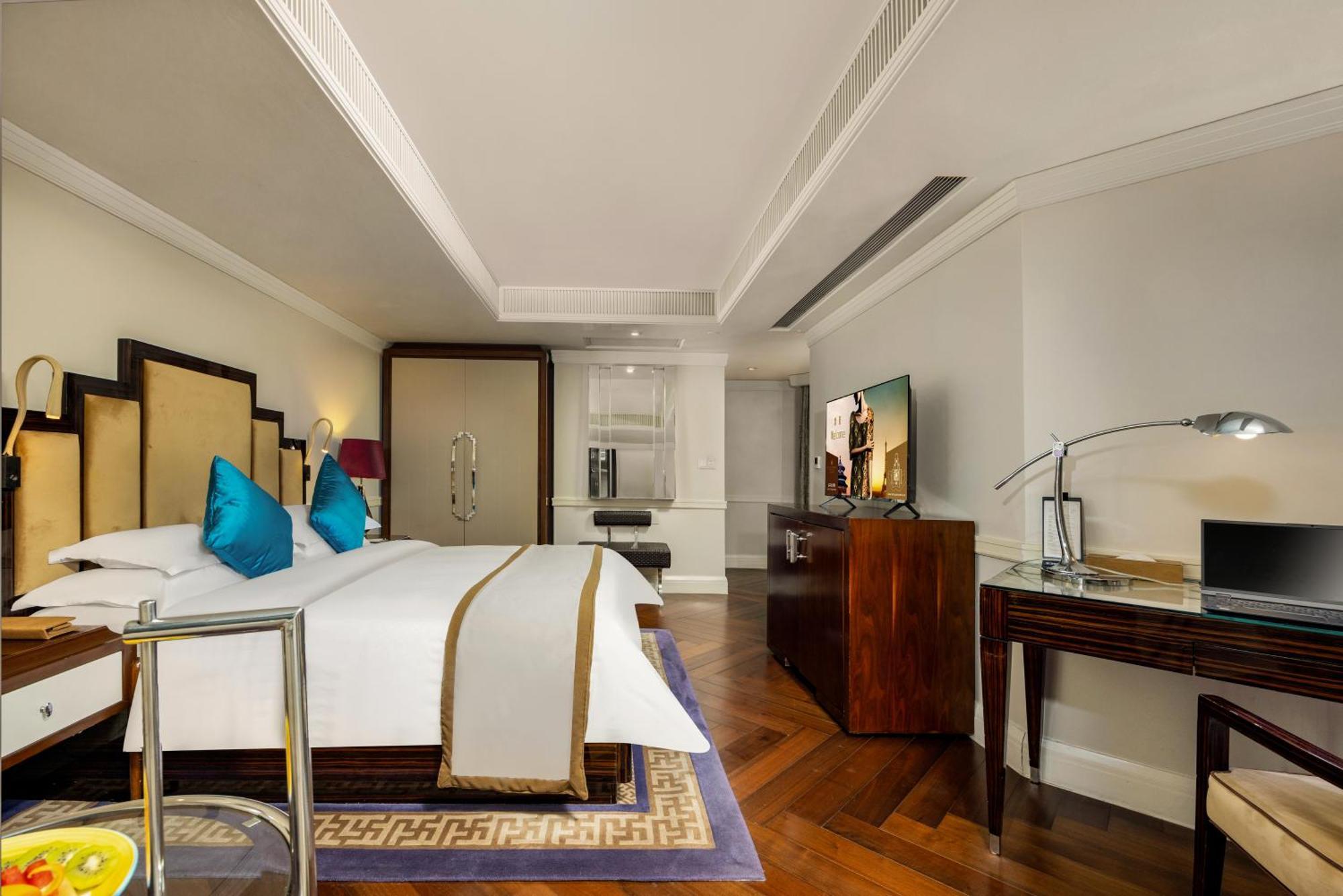 Ultra Sassy Double Suite,1584682834:JPEG