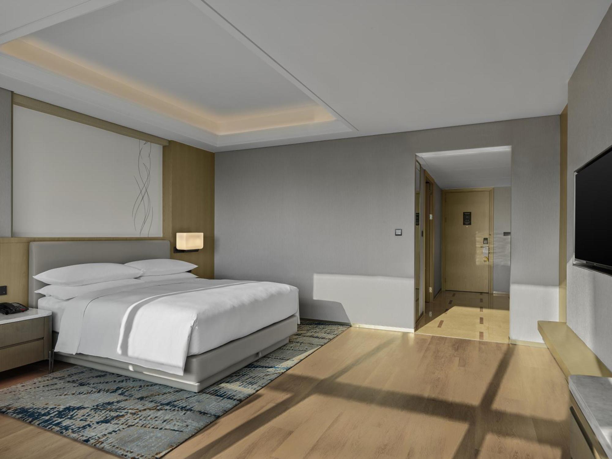 Zimmer mit Kingsize-Bett und Stadtblick - obere Etage