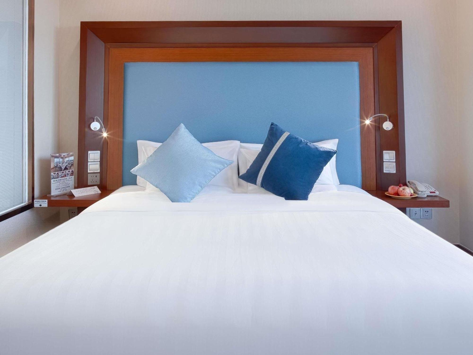 Superior King Room Executive Floor HuangPu River View include two person happy hour revolving restaurant（1730-2000）,1771510495:JPEG
