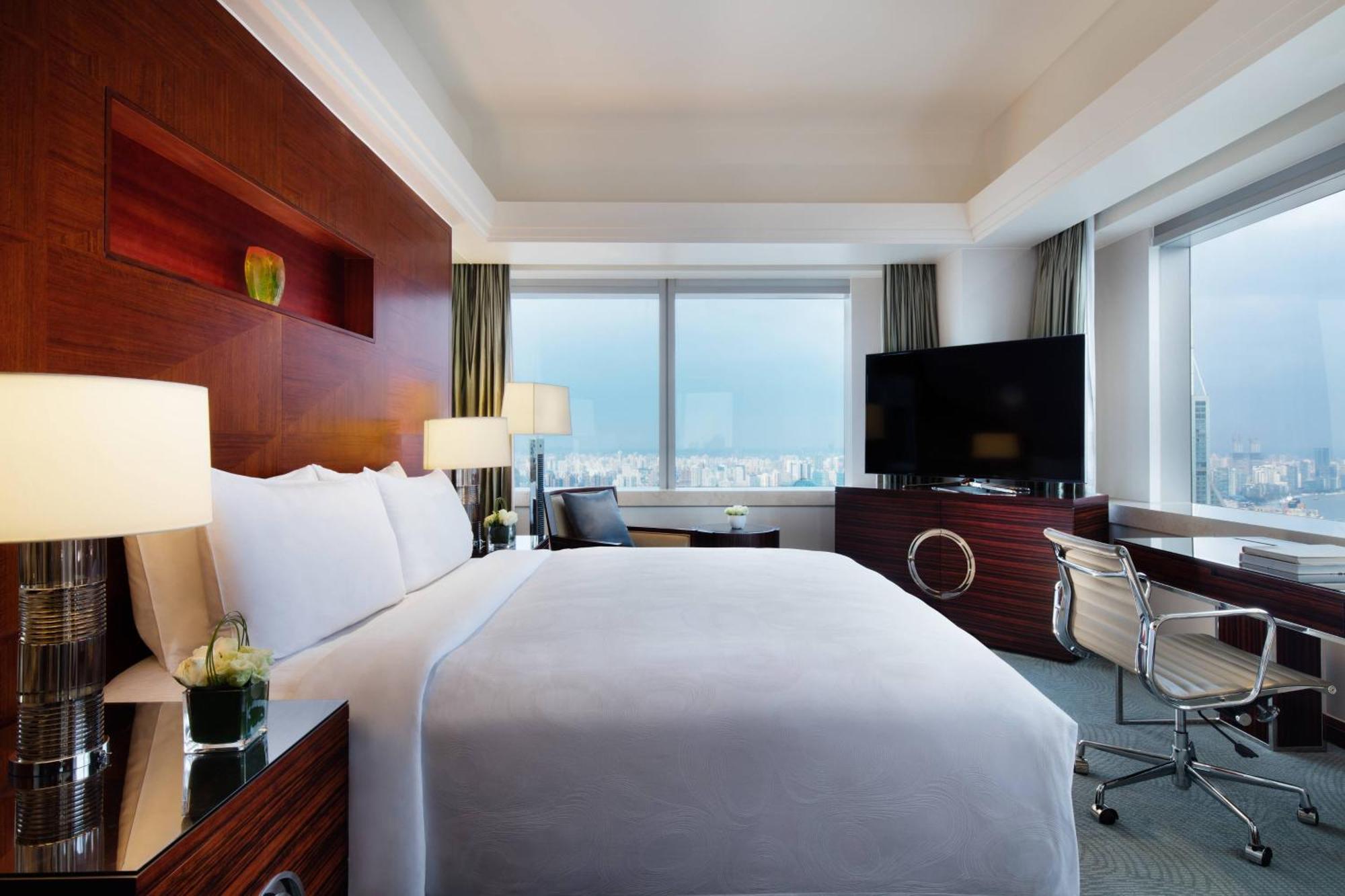 Executive Level King Room with Skyline View